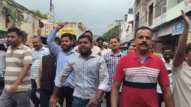 पत्रकार को एसओजी द्वारा उठाने के विरोध में टाउनहाल से कलेक्ट्रेट तक पैदल मार्च करते पत्रकार।