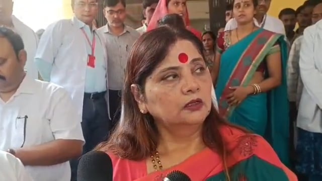 अंबेडकर नगर में जिला अस्पताल निरीक्षण पर राज्य महिला आयोग की अध्यक्ष बबीता चौहान मरीजों से मिलकर अस्पताल कर्मचारियों के कार्यशैली पर भड़की सुने