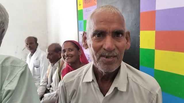 अधिकारीयों का दवा है खाद की कमी नहीं किसन को खाद की किल्लत है आखिर किसका चल रहा है खेल