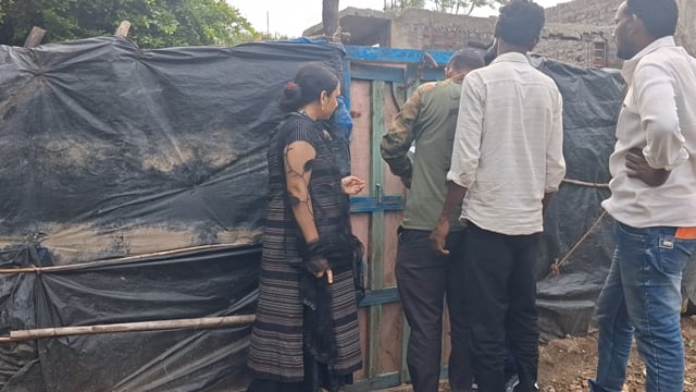 रेडवा येथील प्रकाश उपरवट यांनी केलेले घराचे  बांधकामाचे प्रतिक्रमण काढण्याकरिता ग्रामपंचायत सरपंच सदस्य सचिव नोटीस लावले