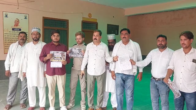 जादोपुर गहलुइया की जर्जर सड़क व जलभराव से ग्रामीण परेशान, एसडीएम को सौंपा ज्ञापन