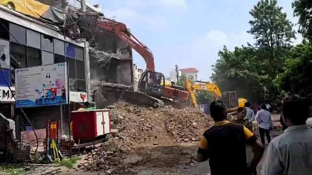🆕️ लखनऊ ब्रेकिंग...

अलीगंज अग्निकांड मामले में बड़ी कार्रवाई...

कोचिंग संस्थान की इमारत पर चल रहा है बुलडोज़र...

एलडीए ने शुरू की ध्वस्तीकरण की कार्रवाई