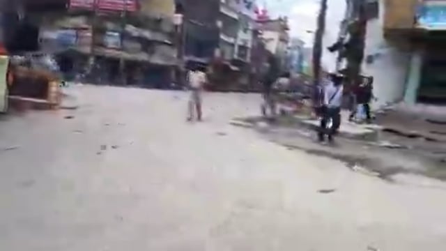 बिहार में छात्र आंदोलन  बेहद हिंसक हो चला है

छपरा में छात्रों ने पुलिस वैन जला दी , सिवान में पुलिस न
