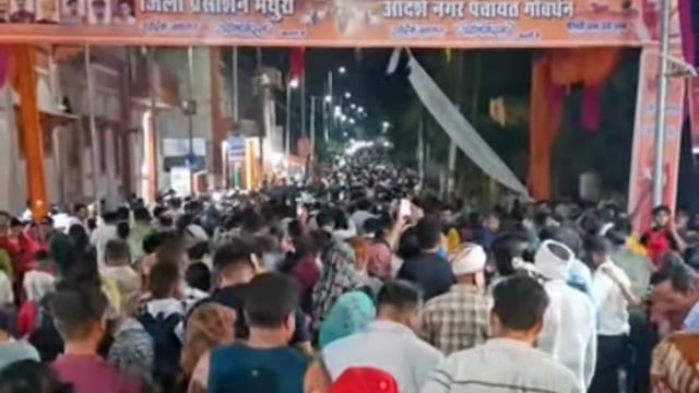 गोवर्धन के 7 दिवसीय राजकीय मुड़िया पूर्णिमा मेला में परिक्रमा करने उमड़े श्रद्धालु।