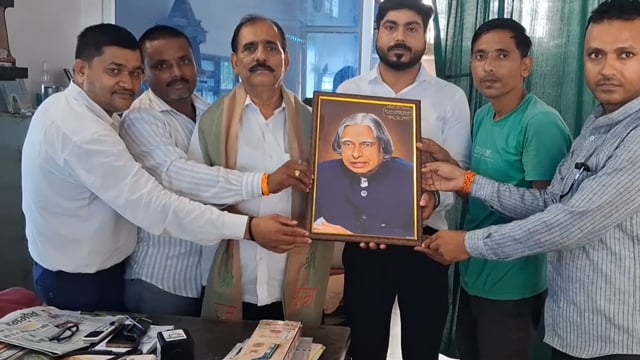 ग्रामीण पत्रकार एसोसिएशन द्वारा डॉ. तेज बहादुर सिंह को स्मृति चिन्ह देकर किया गया सम्मानित।