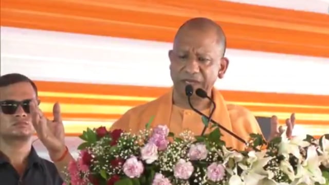 "बुंदेलखंड बदल रहा है! 56,000 एकड़ भूमि में बन रही विशाल औद्योगिक टाउनशिप, जो भविष्य में लाखों युवाओं के लिए रोजगार के नए अवसर लेकर आएगी। आत्मनिर्भर बुंदेलखंड, समृद्ध उत्तर प्रदेश!"