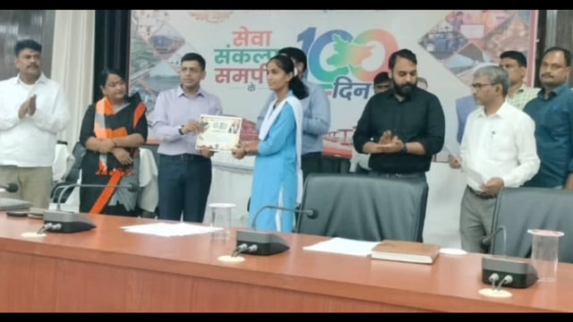मैथ ओलंपियाड में गोल्ड मेडल जीतने वाली नव्या कुमारी को जिलाधिकारी अंशुल अग्रवाल ने किया सम्मानित