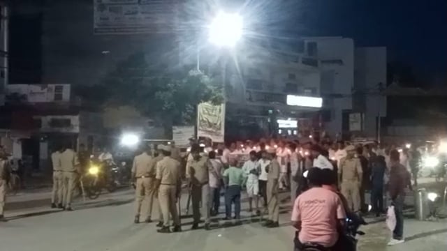 बांसडीह कस्बे में सपा कार्यकर्ताओं ने निकाला कैंडिल मार्च,नीट परीक्षा में प्राण गवाने वाले छात्रों को दी श्रधांजलि