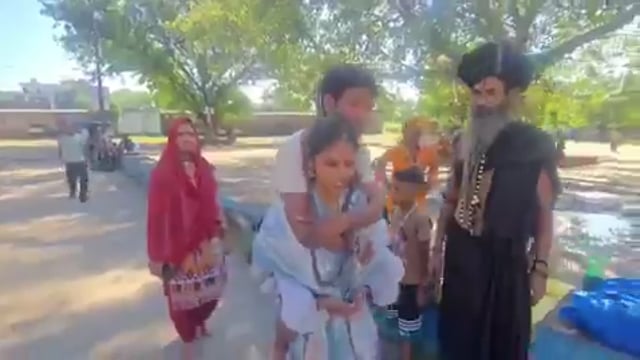 कंधों पर दिव्यांग पति और दिल में अटूट आस्था

180 KM पैदल चलकर हरिद्वार पहुंची पत्नी ने पेश की
