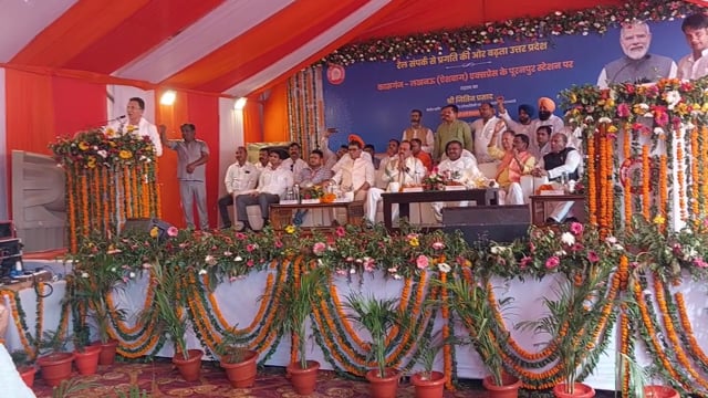जितिन प्रसाद ने कासगंज ऐशबाग दैनिक एक्सप्रेस को दिखाई हरी झंडी, क्षेत्र को मिली नई रेल सौगात