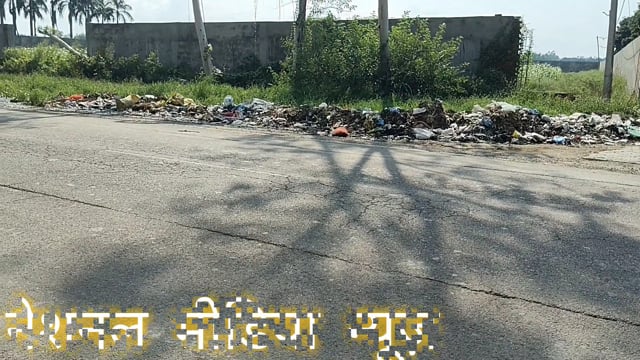 मेरठ–बिजनौर मार्ग पर कस्बा बहसूमा के पास सड़क किनारे कूड़े के ढेर और जलभराव से सड़क लगातार खराब हो रही है। संबंधित विभाग की अनदेखी के कारण संक्रामक रोग फैलने का खतरा बढ़ गया है। वहीं, सड़क पर फिसलन और गड्ढों के चलते आने-जाने वाले वाहन चालकों में दुर्घटना का डर बना रहता है। स्थानीय लोग जल्द समाधान की मांग कर रहे हैं।