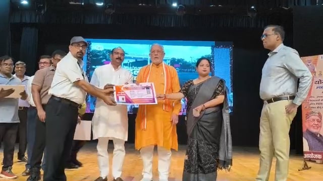 मुख्यमंत्री शिक्षक कैशलेस चिकित्सा योजना शुरू, 25 शिक्षकों को मिले हेल्थ कार्ड