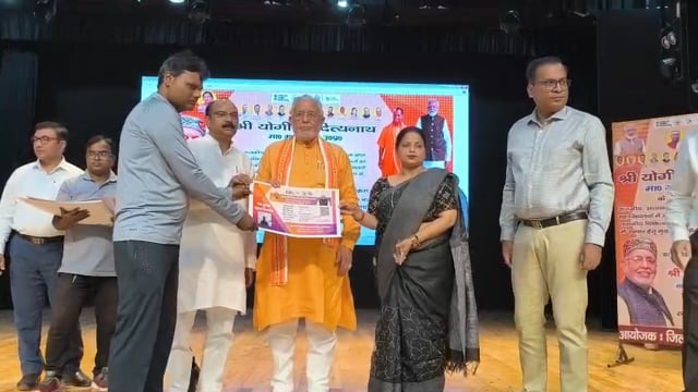 मुख्यमंत्री शिक्षक कैशलेस चिकित्सा योजना शुरू, 25 शिक्षकों को मिले हेल्थ कार्ड