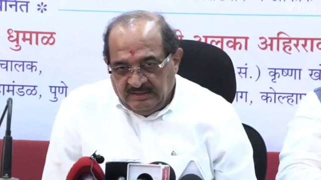 आज कोल्हापूर मध्ये डॉ. विखे पाटील उद्घाटन प्रसंगी अलमट्टी धरण संदर्भात व रेड लाईट व ब्लू लाईन संदर्भात बोलताना.