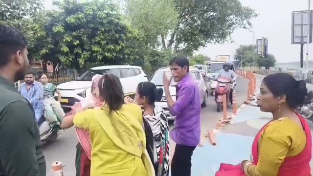 आगरा शहर में अफेयर को लेकर एक मामला फिर आया सामने पत्नी ने पति की प्रेमिका को पकड़ा रंगे हाथ हुई दोनों महिलाओं में मारपी
