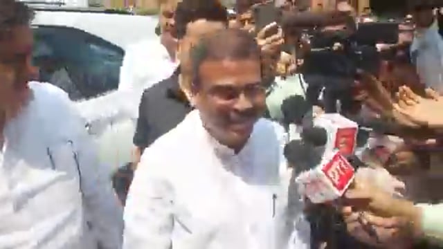 दिल्ली -

धर्मेंद्र प्रधान के संसद पहुँचने पर भाजपा सांसदों ने उनकी जोरदार हौसलाफ़ज़ाई की