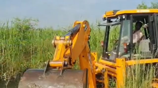 किसानों ने स्वयं के खर्चे से कराई नाले की सफाई, प्रशासन ने नहीं की कोई कार्रवाई