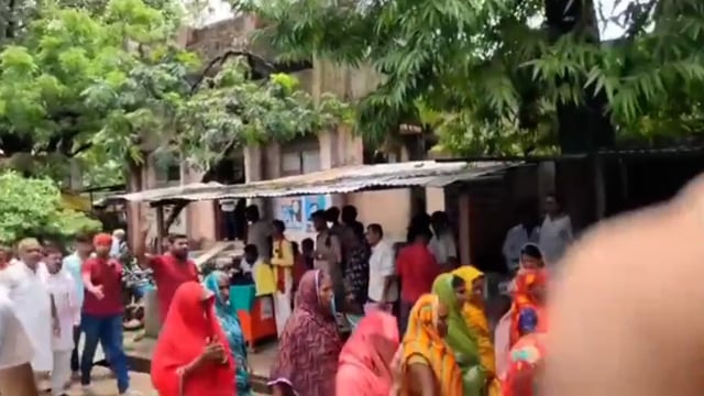 कटान रोकने को लेकर बांसडीह तहसील परिसर में हजारों की संख्या में लोगो ने किया प्रदर्शन
