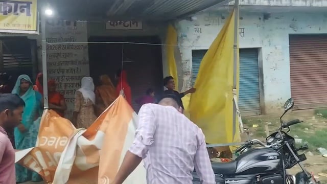 नवदिया में शराब की दुकान के खिलाफ महिलाओं का प्रदर्शन, आबादी से हटाने की उठाई मांग