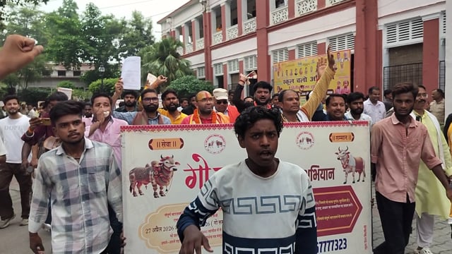 गौ माता को राष्ट्र माता घोषित खिरनी बाग रामलीला मैदान से कलेक्ट्रेट परिसर में जोरदार धरना प्रदर्शन डीएम को सौंपा ज्ञापन 