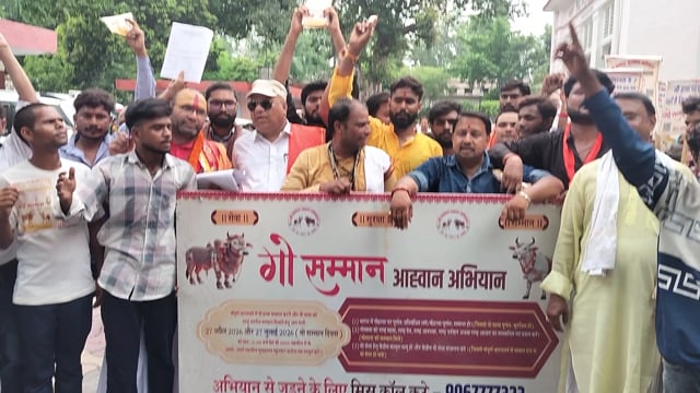 गौ माता को राष्ट्र माता घोषित करने के लिए खिरनी बाग रामलीला मैदान से कलेक्ट पहुंचे धरना प्रदर्शन कर डीएम को सोपा ज्ञापन