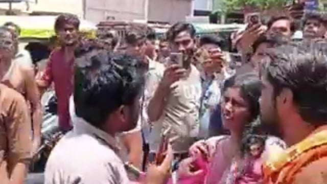 शादी के महज 19 दिन बाद खुशबू अपने प्रेमी के साथ घूमने निकल गई।