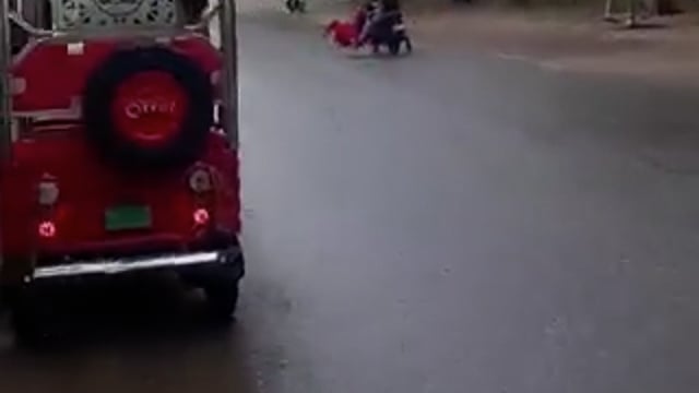 पति ने पत्नी को बाइक पर घसीटा

वीडियो बिहार के नालंदा का है