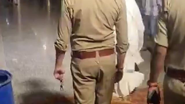 पति की दूसरी शादी की सूचना पर मैरिज लॉन पुलिस लेकर पहुंची पहली पत्नी

कानपुर के श्यामनगर