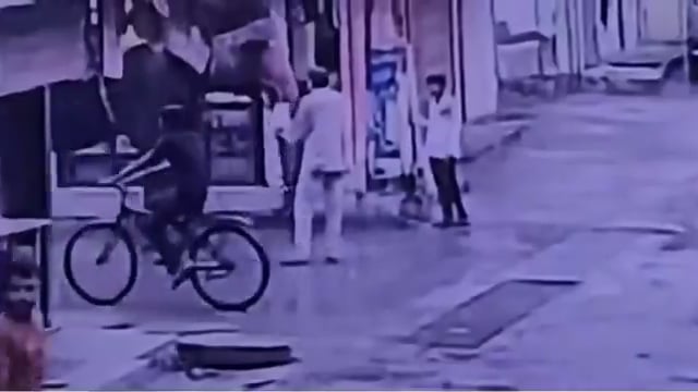 *इंदौर: हाथी को गुड़ खिलाना ऑटो चालक विजय होलकर को पढ़ गया भारी...*
 
हाथी ने अचानक हमला कर दिया।

 हाथी ने उसे सूंड से उठाकर जमीन पर पटक दिया और कुचलने की कोशिश की...

  पर इलाज के दौरान विजय होलकर मौत हो गई। 

चंदन नगर पुलिस ने मामला दर्ज कर महावत को हिरासत में लेकर जांच शुरू कर दी है...