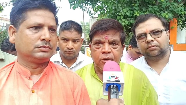 नगर निगम में व्यापारियों ने बताया महापौर अर्चना वर्मा नगर आयुक्त सौम्या गुरु रानी अपर आयुक्त अजय त्रिपाठी कर्मचारियों ने बताया की तीनों लोग छुट्टी पर हैं