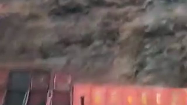 लैंडस्लाइड इन शिमला
शिमला में कांग्रेस कार्यालय के पास डंगा गिरने से सड़क पूरी तरह अवरुद्ध हो गई है
इस कारण लिफ्ट से पुराने बस अड्डे और पुराने बस अड्डे से लिफ्ट तक आने-जाने वाले लोगों को पैदल सफर करना पड़ रहा है