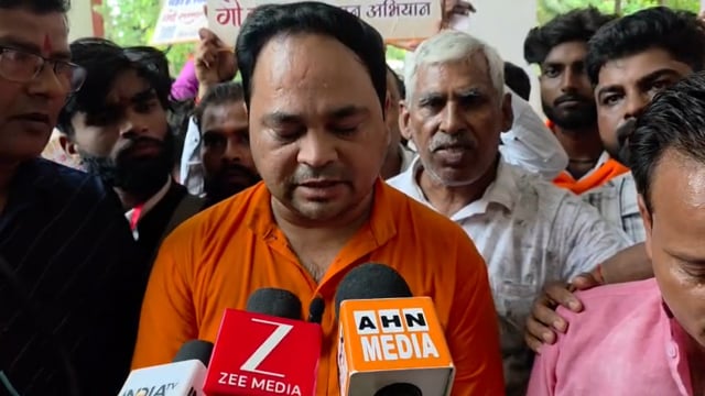 गौमाता को राष्ट्रमाता घोषित करने की मांग, कार्यकर्ताओं ने डीएम को सौंपा ज्ञापन