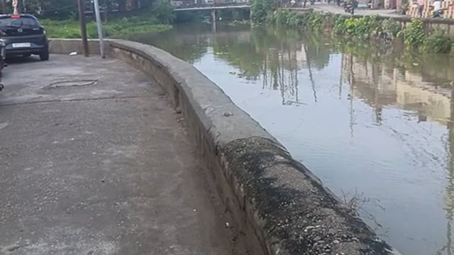 सहारनपुर स्थित पाओधोई नदी की सफाई के लिए नगर निगम को दिए गए 100 करोड रुपए मगर नगर निगम द्वारा सफाई व्यवस्था नहीं जा रही लापरवाही के कारण पाओं धोई नदी में बाढ़ आ रही है नदी की  की खबर पहले भी दिखाई गई मगर नगर निगम द्वारा कोई कार्रवाई नहीं की गई हर साल पौ धोई में नदी में दो-चार लोगों की डूबने की वजह से मौत हो जाती है प्रशासन से अनुरोध है की पावधोई नदी की सफाई व्यवस्था को प्रारंभ किया जाए जिससे जन मानस को कोई जान माल का नुकसान ना उठाना पड़े।