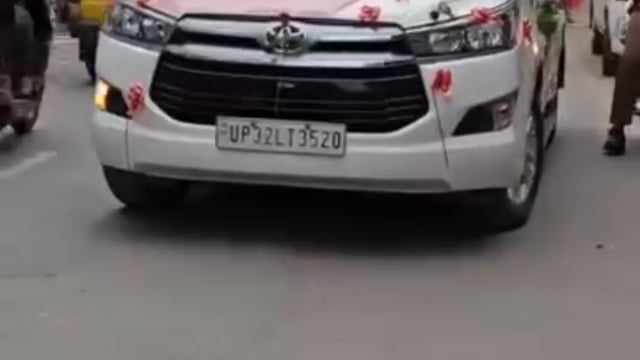 शाहजहांपुर उत्तर प्रदेश की गाड़ी पर लिखा हुआ सरकारी वाहन में दूल्हा बैठकर जा रहा है