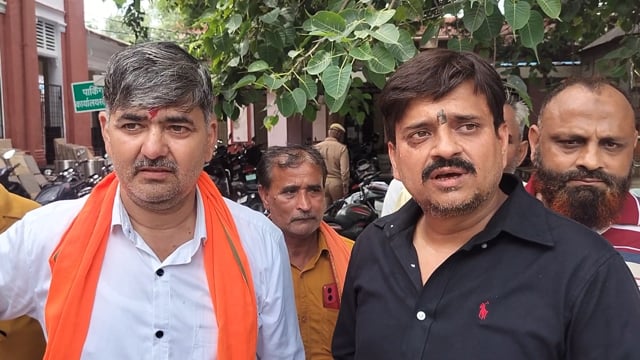 निविदा अनियमितताओं के विरोध में ठेकेदारों का प्रदर्शन, सिटी मजिस्ट्रेट को सौंपा ज्ञापन