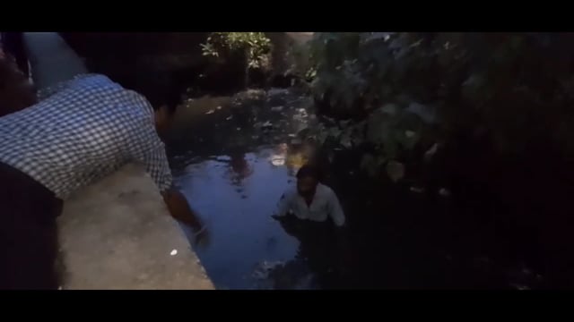 खुले नाले में गिरा युवक, एक घंटे के रेस्क्यू के बाद बची जान