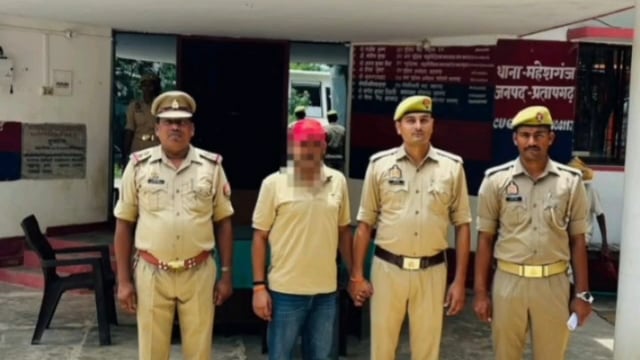 कोडीन युक्त कफ सिरप के अवैध भंडारण-विक्रय मामले में ₹25 हजार का इनामी आरोपी दबोचा गया।#latest_news 