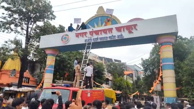 चाकूर तालुक्यातील मनरेगा कामाची चौकशी करावी,बालाजी पाटील यांचे उपोषण,शेतकऱ्यांचा कमानीवर चढून आत्मदहनाचा प्रयत्न