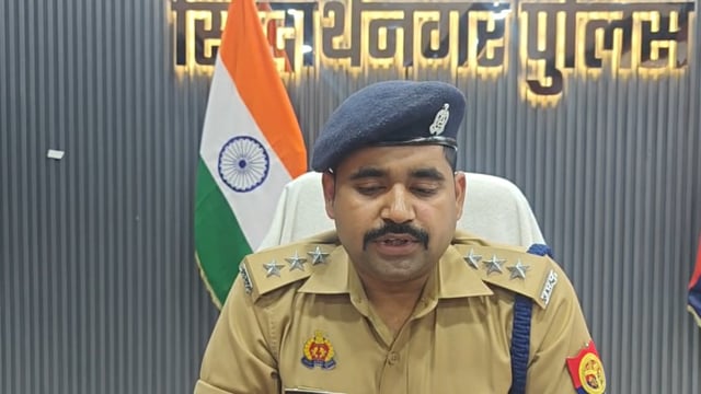 ढेबरुआ के रामनगर में भीषण हादसा, ट्रेलर के नीचे दबकर युवक और पशुओं की मौत