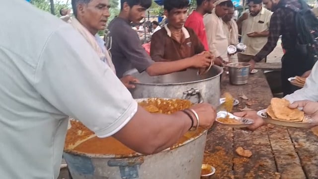 फरह क्षेत्र गांव महुअन पर गुरु पूर्णिमा के शुभ अवसर पर किया गया भव्य भंडारे का आयोजन 