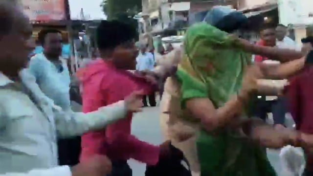 'घूंघट वाली बहू ने एक सेकेंड में सास को जड़े 3 थप्पड़'

महराजगंज में घूंघट ओढ़े एक बहू ने बीच सड़क