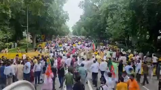 पंजाब में पेपर लीक मामले में दिल्ली में बीजेपी का बड़ा प्रदर्शन  

- दिल्ली बीजेपी कर रही है पंजाब के शिक्षा मंत्री के इस्तीफे की मांग