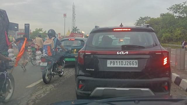 हरिद्वार के अंदर जाम की स्थिति कावड़िया के लिए उचित व्यवस्था सरकार द्वारा नहीं बनाई गई सड़कों पर ही कावड़ रख आराम कर रहे
