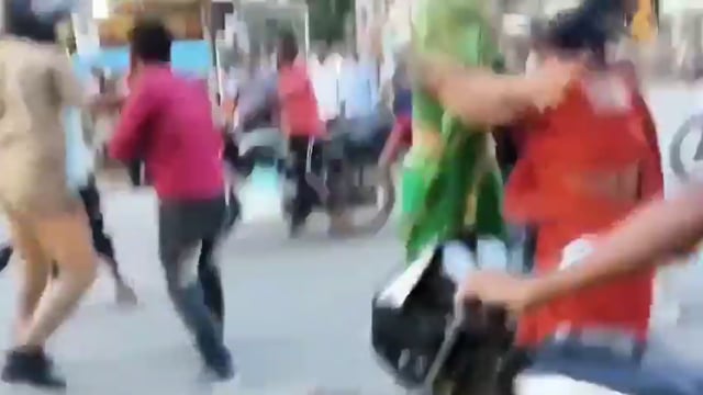 महराजगंज* में एक घूंघट वाली बहू ने सास को बीच सड़क पर एक सेकेंड में 3 थप्पड़ जड़ दिए. बामुश्किल पुलिस ने सास को बचाया.