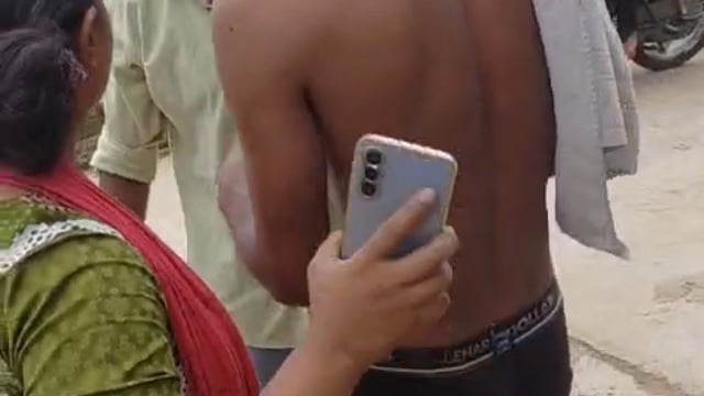 मुजफ्फरनगर के मोरना में महिला के साथ सरेआम युवक द्वारा अभद्रता करने का वीडियो हुआ वायरल*