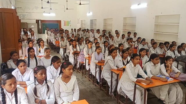 मिशन शक्ति फेस महिला सशक्तिकरण आर्य महिला इंटर कॉलेज में बच्चों को सीओ सिटी जानकारी दी शाहजहांपुर