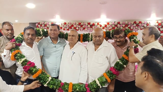 प्रतिनिधि मंडल लोकेश अग्रवाल होटल में 51 किलो की माला से किया गया उनका स्वागत शाहजहांपुर