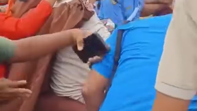 ब्रेकिंग न्यूज 
नेपाल सुनसरी..कप्तानगंज उस इलाके में मोटरसाइकिल से जा रहे एक मुस्लिम परिवार पर हिंदू भींड ने हमला कर दिया..

उन्हें पीटा गया और उनके साथ बुरा बर्ताव किया गया घटना के समय मौके पर सिक्योरिटी फोर्स भी मौजूद थी