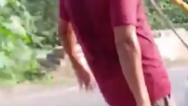 यूपी: भक्ति के अलग अलग अलग रंग, शिवभक्त ने दांतों से खींच दी कार
ये नरेंद्र हैं।