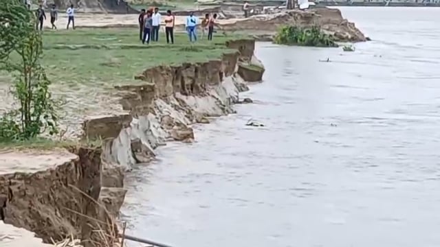 गोपाल नगर ताड़ी ग्राम सभा के समीप घाघरा नदी के कटान से ग्रामीणों में बना दहशत